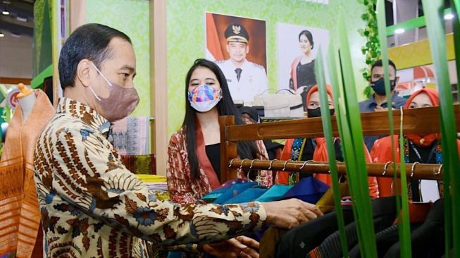 Presiden Jokowi dan Kahiyang Ayu di lokasi pameran Inacraft 2022. [Instagram @bobbynst]