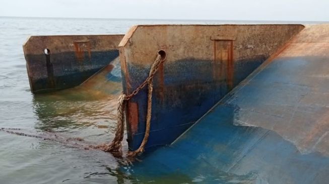 Hasil Laboratorium Keluar, Tumpahan Tongkang yang Karam di Pulau Karimata Terbukti Sebabkan Pencemaran Kategori Sedang