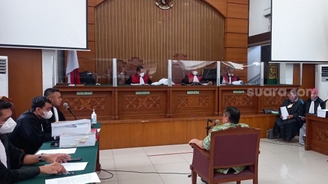 Irjen Napoleon Bonaparte, penganiaya M Kece jalani sidang dengan agenda pembacaan dakwaan JPU di PN Jakarta Selatan. (Suara.com/Arga)