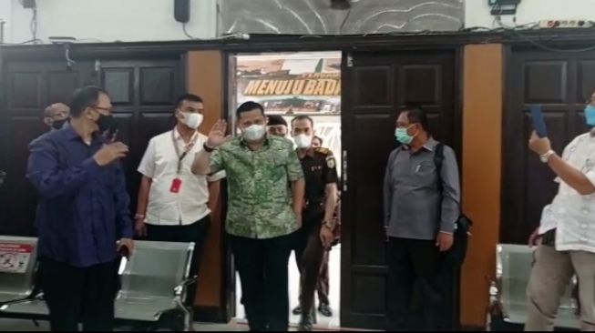 Irjen Napoleon Bonaparte saat hadir di sidang kasus penganiayaan M Kece di Pengadilan Negeri Jakarta Selatan, Kamis (24/3/2022). [Suara.com/Arga]