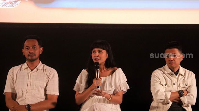 Pemain film Gara-Gara Warisan Indah Permatasari (tengah) didampingi Oka Antara (kiri) dan Sutradara Muhadkly Acho memberikan keterangan pers film terbarunya di Metropole XXI, Jakarta, Kamis (24/3/2022). [Suara.com/Angga Budhiyanto]