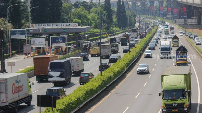 Kendaraan melintas di ruas jalan tol Fatmawati 2, Jakarta, Kamis (24/3/2022). [Suara.com/Septian]