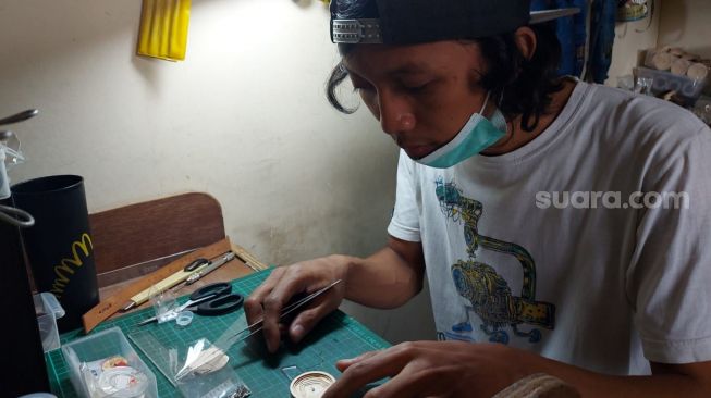 Produk Jam Tangan Kayu dari Limbah Skateboard di Solo, Diminati hingga Mancanegara