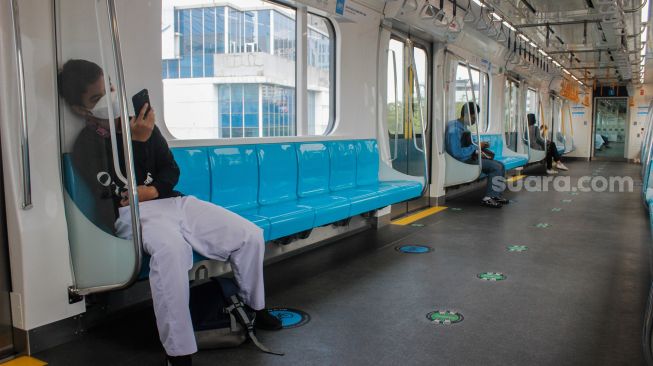 Sejumlah penumpang menaiki MRT di Jakarta, Kamis (24/3/2022).  [Suara.com/ Septian]