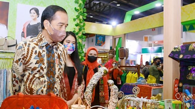 Momen Kahiyang Ayu Perkenalkan Produk Kerajinan Kota Medan ke Presiden Jokowi