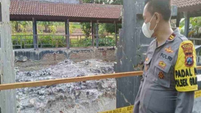 Buntut Ritual Maut, Polisi Pasang Polce Line Larang Warga Kunjungi Petilasan Mpu Supo Sebab Belerang Masih Bahaya