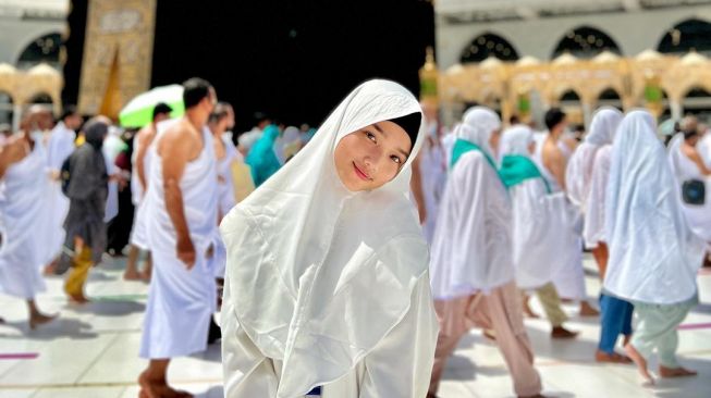 10 Pesona Fuji Umrah di Tanah Suci, Dipuji Makin Cantik Pakai Hijab