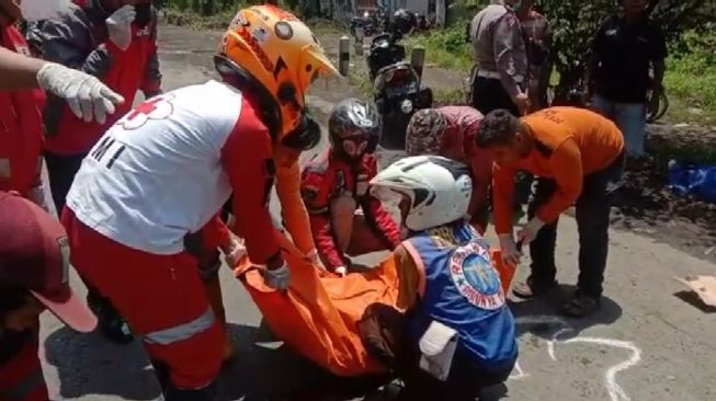 Malang Nian Pasutri Asal Kediri, Tewas Terlindas Truk Gandeng di Bypass Mojokerto