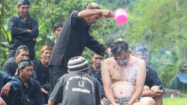 Warga Kampung Adat Miduana Cianjur Sambut Ramadan dengan Tradisi Kuramasan