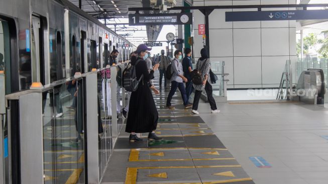 Sejumlah penumpang  turun dari MRT di Jakarta, Kamis (24/3/2022).  [Suara.com/ Septian]