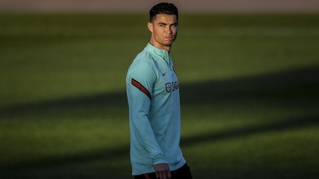 Penyerang Timnas Portugal, Cristiano Ronaldo melakoni sesi latihan jelang laga lawan Turki. [PATRICIA DE MELO MOREIRA / AFP]