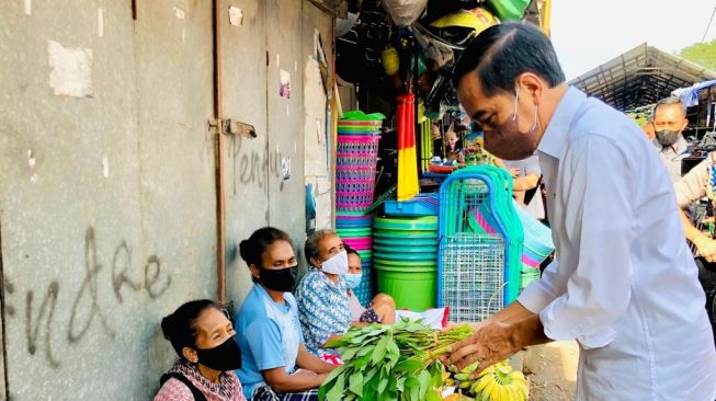 Terbang ke NTT, Cerita Jokowi Beli Daun Singkong, Bagi-bagi Uang hingga Warga Rebutan Kaos di Pasar