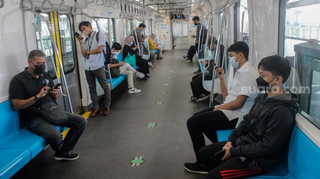 Sejumlah penumpang menaiki MRT di Jakarta, Kamis (24/3/2022).  [Suara.com/ Septian]