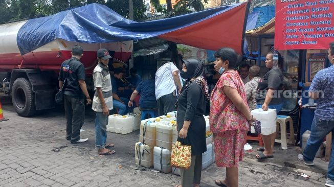 Harga Minyak Kemasan Melambung, Puluhan Pedagang di Jakbar Antre Minyak Goreng Curah