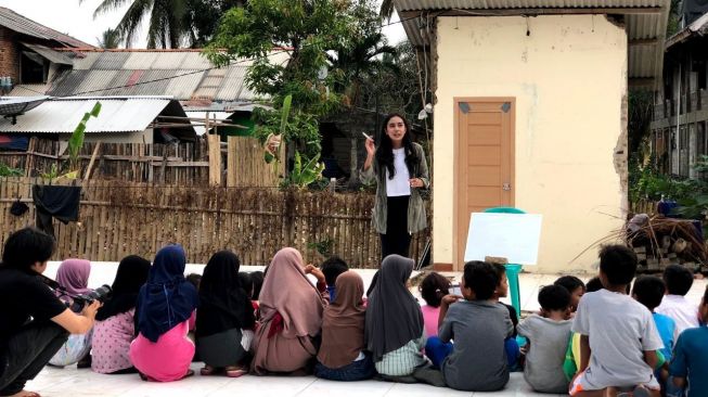 Endrinayla Rafa Amanda memberikan pendidikan bahasa Inggris gratis untuk anak-anak kurang mampu. [Instagram]