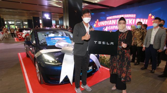 BNI Serahkan Hadiah Utama Mobil Listrik Mewah Tesla kepada Pemenang Undian