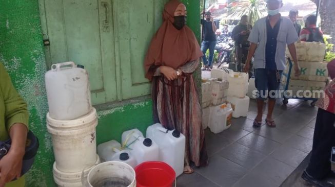 Perjuangan Ibu-ibu di Malang Antre Berjam-jam Demi Minyak Goreng Curah, Endingnya malah Ditolak