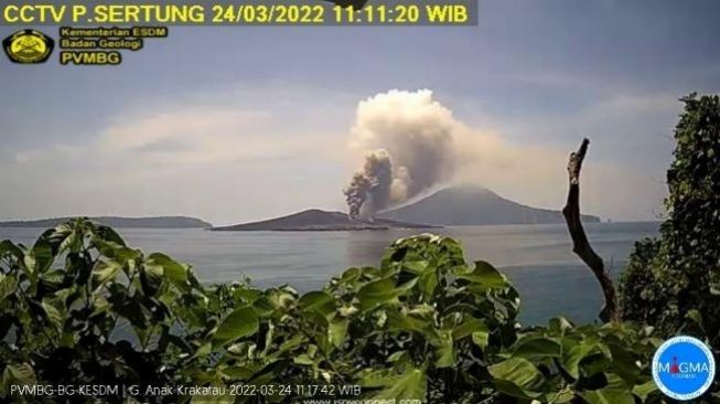 Tiga Kali Erupsi Gunung Krakatau pada Sabtu