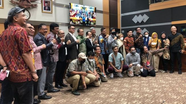 Federasi Serikat Musisi Indonesia (FESMI) bersama dengan musisi dan pencipta lagu menyambangi Komisi III DPR RI meminta dukungan tetap dipertahankannya UU Hak Cipta. [ANTARA]