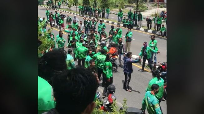 Rombongan ojol diduga memaksa rekan kerjanya sendiri untuk tidak angkut penumpang sementara (TikTok)