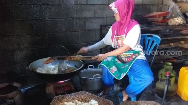 Sadar Kerupuk Tak Bisa Renyah kalau Direbus, Sri Nuryati Rela Berburu Minyak Goreng Mahal Demi Hidupi Keluarga