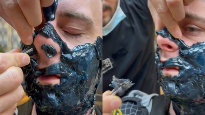 Proses pelepasan masker wajah yang menempel di hidung menggunakan pencabut rambut (TikTok kapsalonfreedomboxmeer)