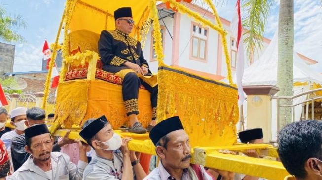 Tiba di Nagan Raya, Ketua DPD La Nyalla Disambut Secara Adat Raja Aceh