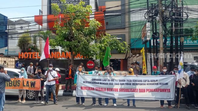 Tolak Omnibuslaw, Buruh Demo Bubarkan Konsolidasi Pemkot Semarang