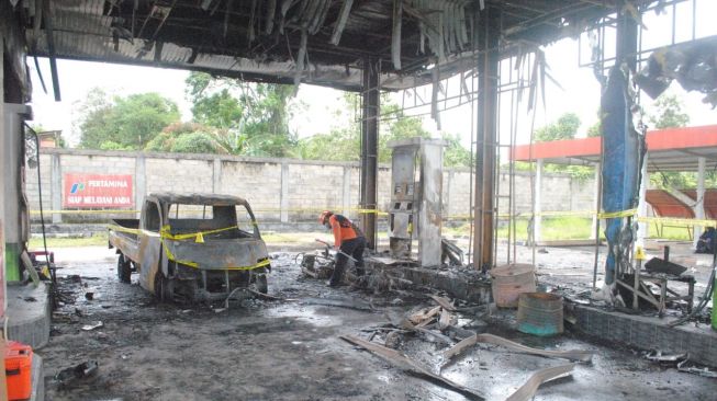 Olah TKP yang dilakukan pihak kepolisian di SPBU Bantuas, Samarinda. [Istimewa]