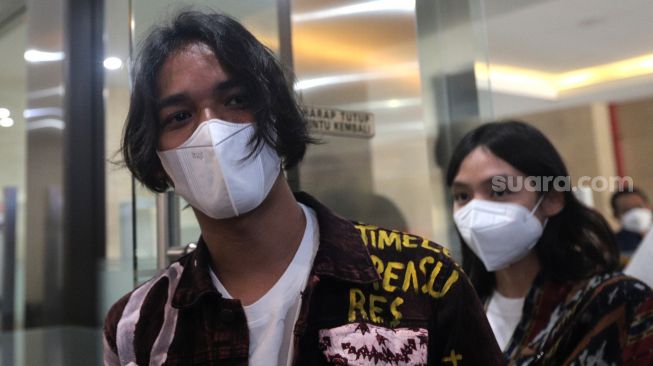 YouTuber Awwalur Rizqi Al-firori atau Alffy Rev tiba untuk menjalani pemeriksaan di Bareskrim Polri, Jakarta, Kamis (24/3/2022). [Suara.com/Angga Budhiyanto]