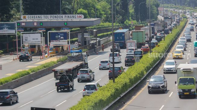 Kendaraan melintas di ruas jalan tol Fatmawati 2, Jakarta, Kamis (24/3/2022). [Suara.com/Septian]