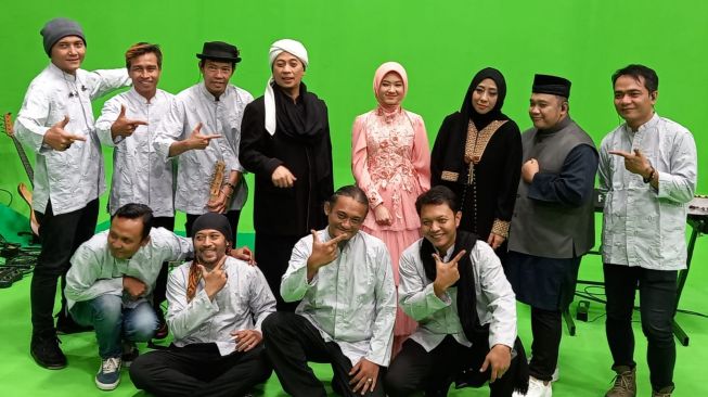 Opick dan Rhana Haura bersama band, saat syuting untuk program Ramadhan SRN Entertainment. [dokumentasi pribadi]