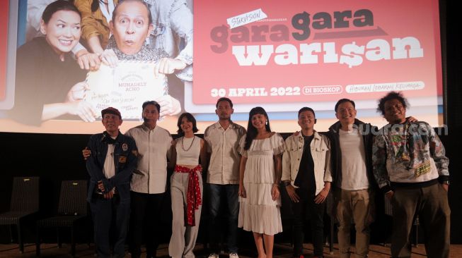 Para pemain, sutradara, dan produser film Gara-Gara Warisan berfoto bersama usai menggelar acara konferensi pers di Metropole XXI, Jakarta, Kamis (24/3/2022). [Suara.com/Angga Budhiyanto]