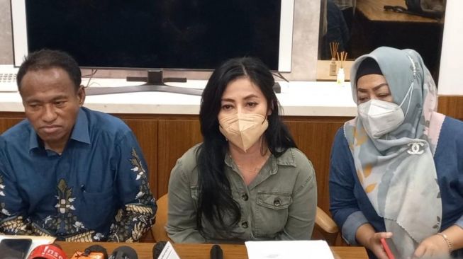 Mantan istri Attila Syach, Bunga Sophia menggelar jumpa pers, Rabu (23/3/2022) di Jakarta dan mengaku anaknya dibawa kabur mantan suami. [Adiyoga Priyambodo/Suara.com]