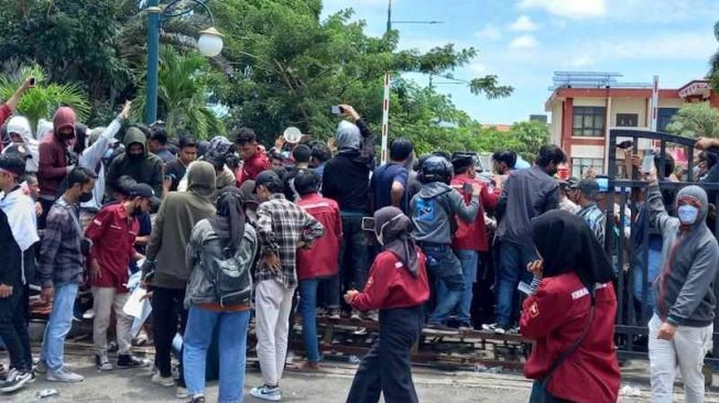 Bupati Sumenep Digeruduk Mahasiswa Lagi, Demo Sampai Ricuh Jebol Gerbang Kantor Pemkab