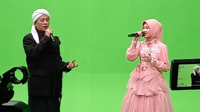 Opick dan Rhana Haura saat syuting untuk program Ramadhan SRN Entertainment. [dokumentasi pribadi]