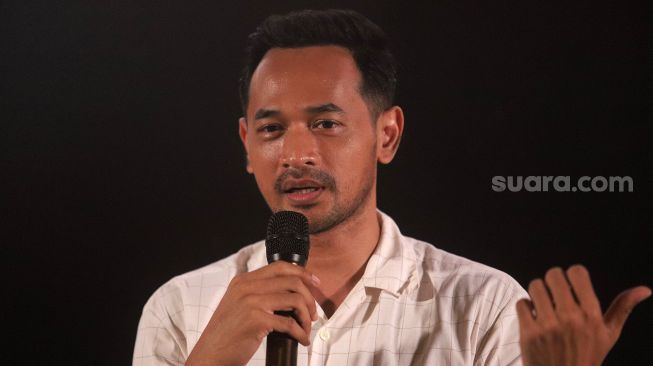 Pemain film Gara-Gara Warisan Oka Antara memberikan keterangan pers film terbarunya di Metropole XXI, Jakarta, Kamis (24/3/2022). [Suara.com/Angga Budhiyanto]