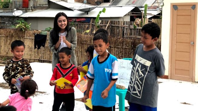 Endrinayla Rafa Amanda bermain bersama anak-anak. [Instagram]