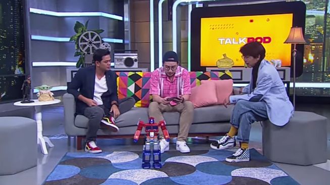 Surya Insomnia dan robot Optimus Prime (YouTube/Malam Malam NET)