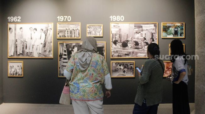 Suasana di depan instalasi relief di pusat perbelanjaan Sarinah,Jakarta, Kamis (24/3). [Suara.com/Foto]