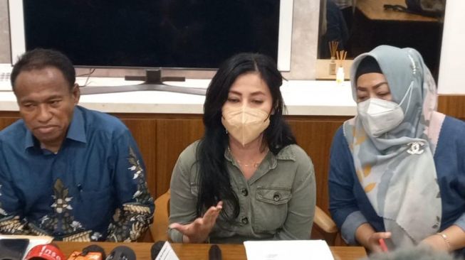 Mantan istri Attila Syach, Bunga Sophia (tengah) menggelar jumpa pers, Rabu (23/3/2022) di Jakarta dan mengaku anaknya dibawa kabur mantan suami. [Adiyoga Priyambodo/Suara.com]