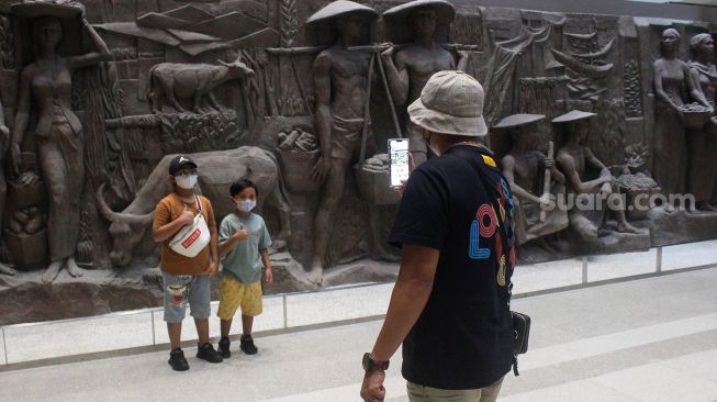 Suasana di depan instalasi relief di pusat perbelanjaan Sarinah,Jakarta, Kamis (24/3). [Suara.com/Foto]