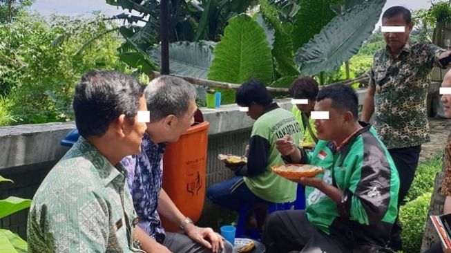 Potret gaya hidup sederhana saat menemani orang-orang yang makan di warung nasi kuning pojok halal miliknya. (Instagram/@jusufhamka)