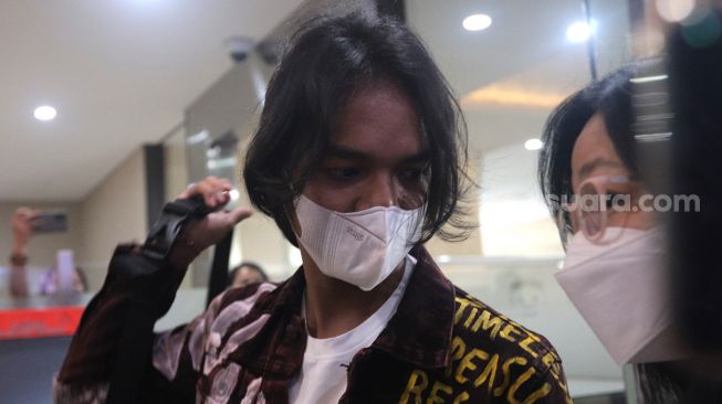 YouTuber Awwalur Rizqi Al-firori atau Alffy Rev tiba untuk menjalani pemeriksaan di Bareskrim Polri, Jakarta, Kamis (24/3/2022). [Suara.com/Angga Budhiyanto]