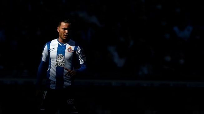 Pemain Espanyol Raul de Tomas memasuki lapangan pertandingan ketika menghadapi Sevilla pada Februari 2022. [AFP]