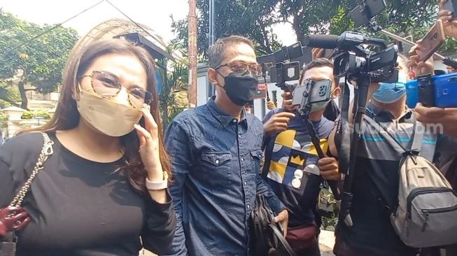 Mayang Kabur dari Wartawan saat Dikonfirmasi Soal Kuliah di Universita Moestopo