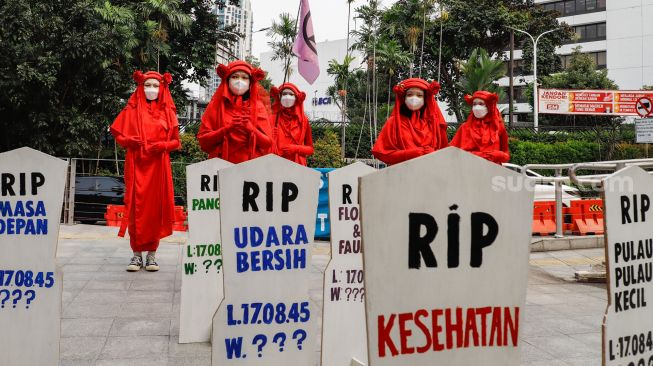 Massa dari berbagai komunitas saat menggelar aksi darurat iklim di Jalan Sudirman, Jakarta Pusat, Jumat (25/3/2022). [Suara.com/Alfian Winanto]