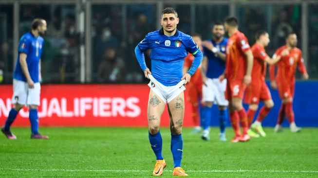 Ekspresi lesu Gelandang Italia Marco Verratti pada akhir pertandingan sepak bola play-off kualifikasi Piala Dunia 2022 antara Italia dan Makedonia Utara di stadion Renzo-Barbera, Palermo, Italia, Kamis (24/3/2022). [Alberto PIZZOLI / AFP]
