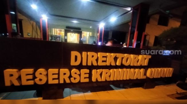 Mengendap-endap Datang ke Polda Sumut, Dewa Perangin-angin Anak Bupati Langkat Tiba Malam Hari