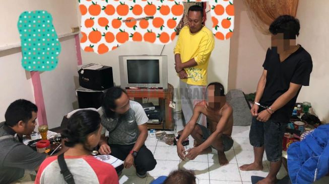 Diduga Pengedar Narkoba, Dua Orang Diamankan Polisi di Balai Karangan, Kedapatan Simpan Sabu di Pintu Kamar Mandi